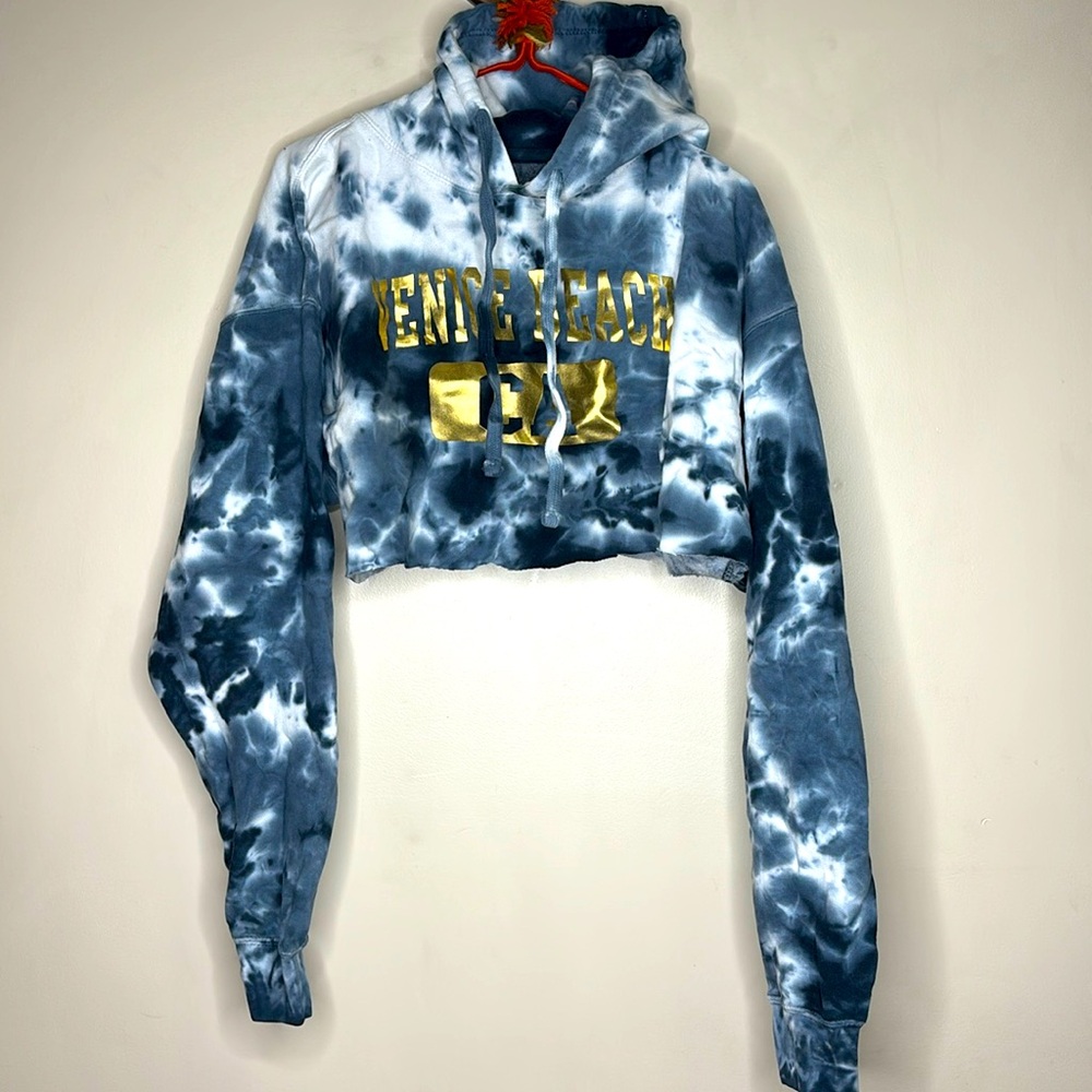 A.M.S | Blue & White Tie Dye Cropped Hooded Sweatshirt | Gold VENICE BEACH Top